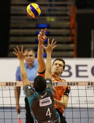 Robert Kromm im Angriff, Matt West Volleyball Bundesliga Herren Saison 2015 2016 14.11.2015 BR Volleys Berlin BRV vs. SWD Powervolleys Düren