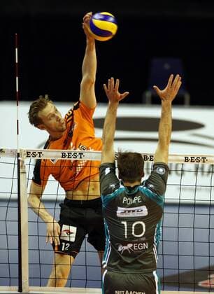 Paul Carroll im Angriff, Matthias Pompe Volleyball Bundesliga Herren Saison 2015 2016 14.11.2015 BR Volleys Berlin BRV vs. SWD Powervolleys Düren