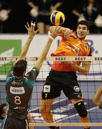Nicolas Le Goff im Angriff, Bas van Bemmelen Volleyball Bundesliga Herren Saison 2015 2016 14.11.2015 BR Volleys Berlin BRV vs. SWD Powervolleys Düren