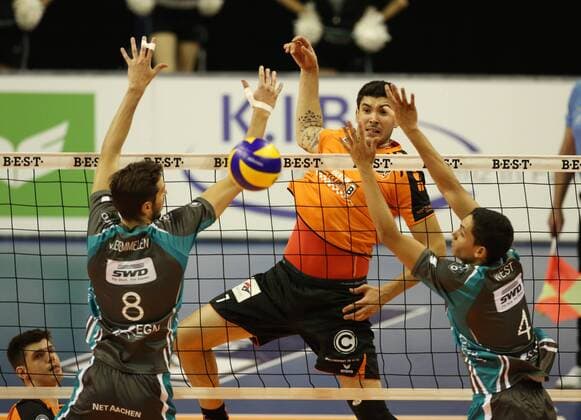 Nicolas Le Goff im Angriff, Bas van Bemmelen, Matt West Volleyball Bundesliga Herren Saison 2015 2016 14.11.2015 BR Volleys Berlin BRV vs. SWD Powervolleys Düren
