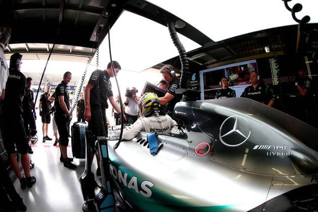 Motorsports: FIA Formula One World Championship WM Weltmeisterschaft 2015, Grand Prix of Brazil, 44 Lewis Hamilton (GBR, Mercedes AMG Petronas Formula One Team), xHOCHxZWEIx