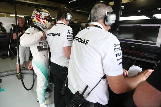 Motorsports: FIA Formula One World Championship WM Weltmeisterschaft 2015, Grand Prix of Brazil, 44 Lewis Hamilton (GBR, Mercedes AMG Petronas Formula One Team), xHOCHxZWEIx
