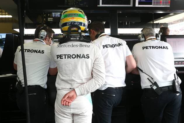 Motorsports: FIA Formula One World Championship WM Weltmeisterschaft 2015, Grand Prix of Brazil, 44 Lewis Hamilton (GBR, Mercedes AMG Petronas Formula One Team), xHOCHxZWEIx