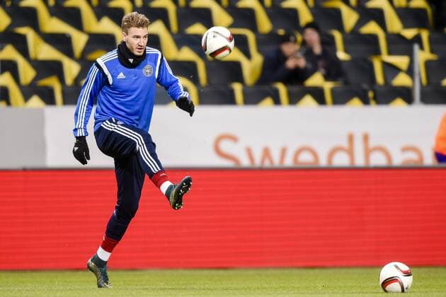 Fußball, EM Quali, Schweden - Dänemark, Dänemark vor Spielbeginn 151114 Danmarks Nicklas Bendtner värmer upp före fotbollsmatchen i EM-kvalets playoff mellan Sverige och Danmark den 14 november 2015 i Stockholm.  Copyright: JOHANNAxLUNDBERG BB151114JL012