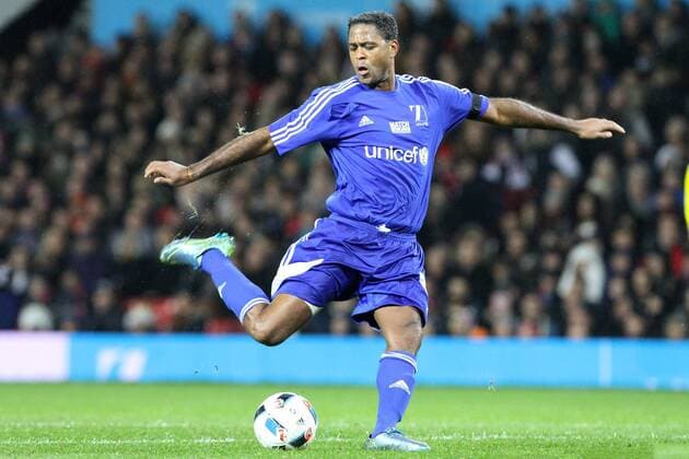 14.11.2015. Old Trafford, Manchester, England. Unicef Match for Children. GB and NI XI versus Rest of the World XI. Patrick Kluivert of Holland (Rest of World) shoots from the edge of the penalty area xDavidxBlunsdenx  ActionPlus11681628