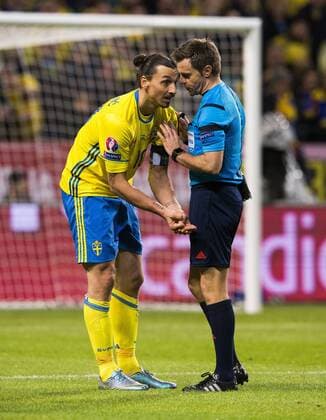 Fußball, EM Quali, Schweden - Dänemark, Ibrahimovic und Nicola Rizzoli Fußball, EM Quali, Schweden - Dänemark 151114 Sveriges Zlatan Ibrahimovic talar med domare Nicola Rizzoli under fotbollsmatchen i EM-kvalets playoff mellan Sverige och Danmark den 14 november 2015 i Stockholm.  Copyright: ANDREASxLxERIKSSON BB151114BB504