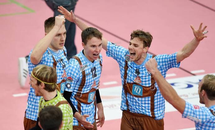 Volleyball 1. Bundesliga Saison 2015 2016 TV Rottenburg - TSV Herrsching 14.11.2015 JUBEL TSV Herrsching; Peter Ondrovic, Philip Trenkler und Patrick Steuerwald (v.li.) 