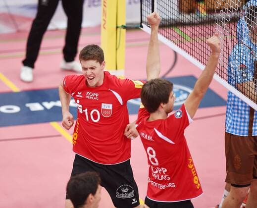 Volleyball 1. Bundesliga Saison 2015 2016 TV Rottenburg - TSV Herrsching 14.11.2015 JUBEL TV Rottenburg; Tom Strohbach (li) und Felix Isaak 