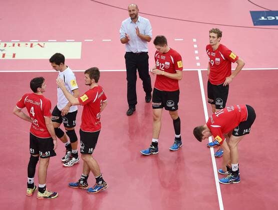 Volleyball 1. Bundesliga Saison 2015 2016 TV Rottenburg - TSV Herrsching 14.11.2015 Enttaeuschung TV Rottenburg; Federico Cipollone, Willy Belizer, Philipp Jankowski, Trainer Hans Peter Mueller - Angstenberger, Felix Orthmann, Lars Wilmsen und Tom Strohbach (v.li.) 