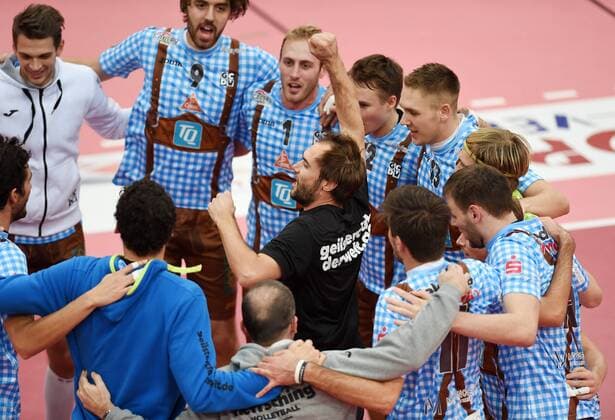 Volleyball 1. Bundesliga Saison 2015 2016 TV Rottenburg - TSV Herrsching 14.11.2015 JUBEL TSV Herrsching; Trainern Maximilian Hauser (Mitte) 