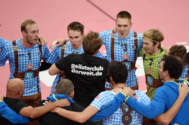 Volleyball 1. Bundesliga Saison 2015 2016 TV Rottenburg - TSV Herrsching 14.11.2015 Geilster Club der Welt TSV Herrsching; Teamjubel mit Trainern Maximilian Hauser (Mitte) 