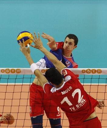 Volleyball Hessen - 1. Bundesliga Männer 14.11.2015 United Volleys Rheinmain (blau) - TV Ingersoll Bühl (rot) v.l. Georg Escher (RheinMain 9), Nehemiah Alesana Mote (Bühl 12) Unites Volleys Rheinmain - TV Ingersoll Bühl