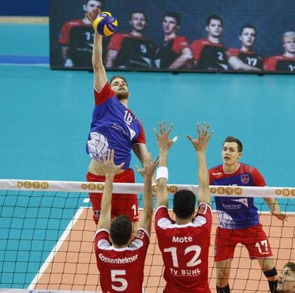 Volleyball Hessen - 1. Bundesliga Männer 14.11.2015 United Volleys Rheinmain (blau) - TV Ingersoll Bühl (rot) v.l. Christian Dünnes (RheinMain 16), David Sossenheimer (Bühl 5), Nehemiah Alesana Mote (Bühl 12) Unites Volleys Rheinmain - TV Ingersoll Bühl