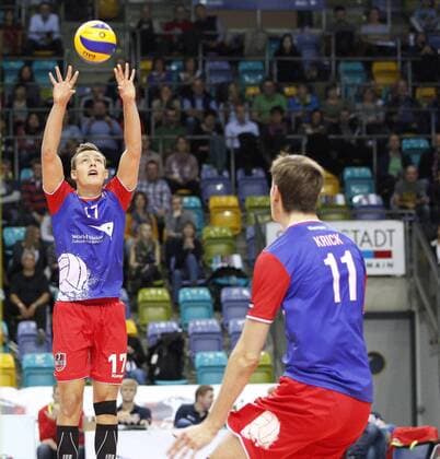 Volleyball Hessen - 1. Bundesliga Männer 14.11.2015 United Volleys Rheinmain (blau) - TV Ingersoll Bühl (rot) v.l. Jan Zimmermann (RheinMain 17), Tobias Krick (RheinMain 11) Unites Volleys Rheinmain - TV Ingersoll Bühl
