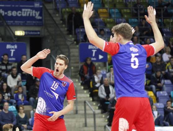 Volleyball Hessen - 1. Bundesliga Männer 14.11.2015 United Volleys Rheinmain (blau) - TV Ingersoll Bühl (rot) v.l. Christian Dünnes (RheinMain 16), Lukas Bauer (RheinMain 5) Unites Volleys Rheinmain - TV Ingersoll Bühl