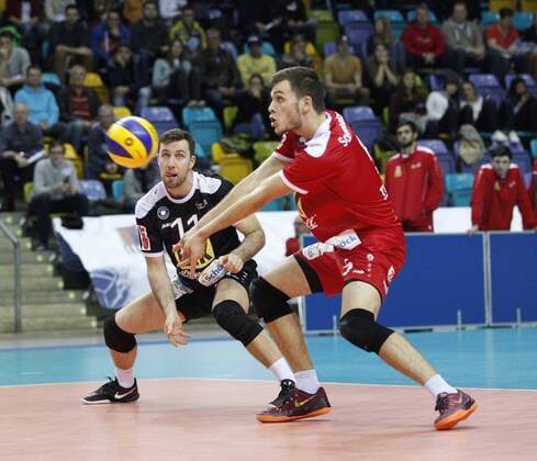 Volleyball Hessen - 1. Bundesliga Männer 14.11.2015 United Volleys Rheinmain (blau) - TV Ingersoll Bühl (rot) v.l. David Molnar (Bühl 11), David Sossenheimer (Bühl 5) Unites Volleys Rheinmain - TV Ingersoll Bühl