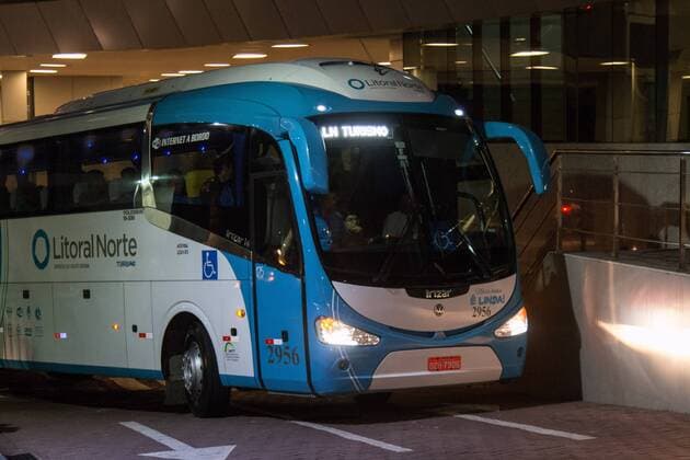 Fußball, Ankunft Nationalteam Brasilien in Salvador Chegada da Sele??o Brasileira a Salvador SALVADOR, BA - 11 14 2015: SELECT ARRIVAL BRAZILIAN SALVADOR - bus carrying the delegation during the arrival of the Brazilian Salvador for the match against Peru& 39;s selection for the qualifiers of the World Cup 2018. (Photo: Dudu Macedo FotoArena)  DuduxMacedo
