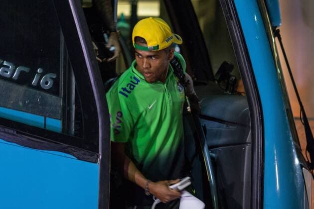 Fußball, Ankunft Nationalteam Brasilien in Salvador Chegada da Sele??o Brasileira a Salvador SALVADOR, BA - 11 14 2015: SELECT ARRIVAL BRAZILIAN SALVADOR - Douglas Costa during the arrival of the Brazilian Salvador for the match against Peru& 39;s selec ion for the qualifiers of the World Cup 2018. (Photo: Dudu Macedo FotoArena)  DuduxMacedo