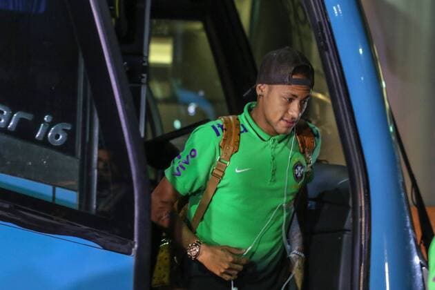Fußball, Ankunft Nationalteam Brasilien in Salvador Chegada da Sele??o Brasileira a Salvador SALVADOR, BA - 11 14 2015: SELECT ARRIVAL BRAZILIAN SALVADOR - Neymar during the arrival of the Brazilian Salvador for the match against Peru& 3selection ion for the qualifiers of the World Cup 2018. (Photo: Dudu Macedo FotoArena)  DuduxMacedo