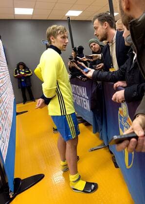 151114 Sveriges Emil Forsberg i mixed zone efter fotbollsmatchen i EM-kvalets playoff mellan Sverige och Danmark den 14 november 2015 i Stockholm.  Copyright: NiklasxLarssonx xBILDBYRÃÖN BB151114NL041