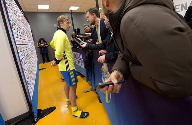 151114 Sveriges Emil Forsberg i mixed zone efter fotbollsmatchen i EM-kvalets playoff mellan Sverige och Danmark den 14 november 2015 i Stockholm.  Copyright: NiklasxLarssonx xBILDBYRÃÖN BB151114NL043
