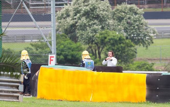 Nov. 14, 2015 - Sao Paulo, Brazil - Fernando Alonso, Williams, passa direto na curva e para treino no Autodromo de Interlagos, na zona sul da capital paulista, nesta sabado (14). A disputa do GP Brasil de Formula 1 acontece no proximo domingo, 15. (Credit: F1 2015 - Brazilian Grand Prix - Qualifying  - ZUMAla 1