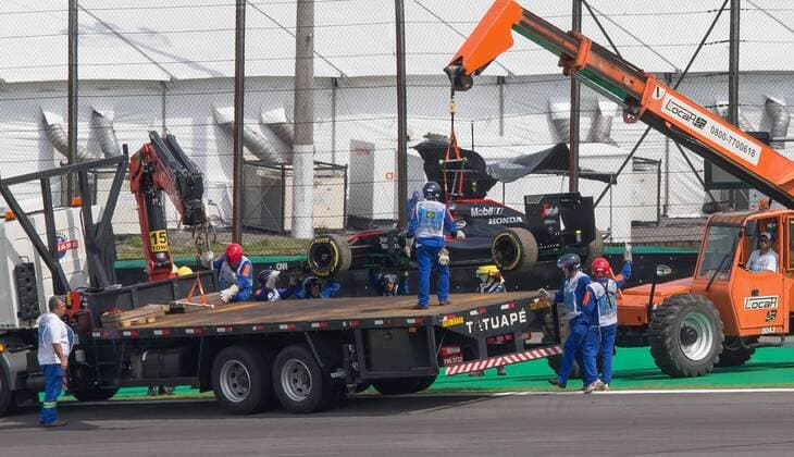 Sao Paulo. SP. Brasil. 14 11 2015 - FÃ RMULA 1 GP DO BRASIL - ESPORTES -Carro do Fernando Alonso e retirado da pista apos sair na curva, durante treino no Autodromo de Interlagos, na zona sul da capital paulista, nesta sabado (14). (Credit: F1 2015 - Brazilian Grand Prix - Qualifying  - ZUMAla 1