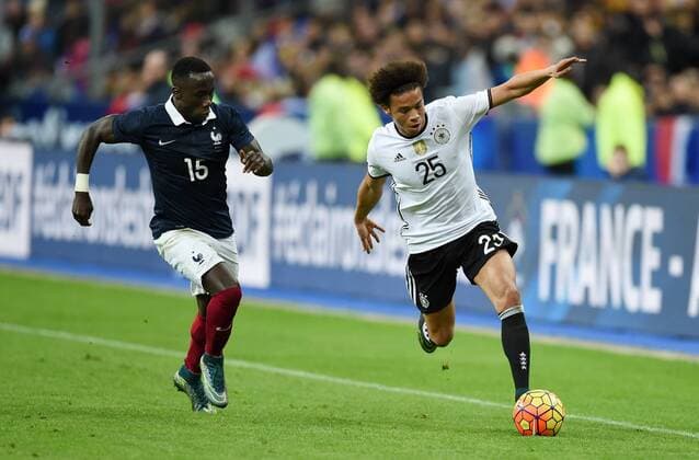 FUSSBALL INTERNATIONAL TESTSPIEL in Paris, Saint-Denis im Stade de France Frankreich - Deutschland 13.11.2015 Leroy Sane (re, Deutschland) gegen Bacary Sagna (li, Frankreich) 