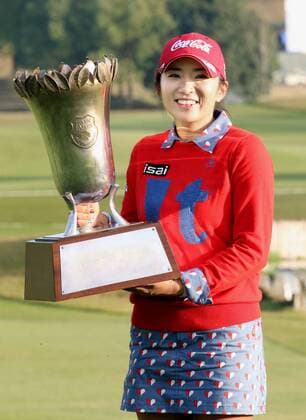 South Korea s Lee seizes 1st LPGA Golf Damen money title South Korea s Lee Bo Me poses with the winner s trophy after winning the Ito-En Ladies Golf Tournament at Great Island Club in Chiba Prefecture on Nov. 15, 2015. Lee clinched her first earnings title on Japan s LPGA tour and earned more than 200 million yen in a season. 