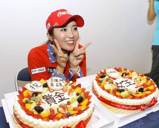 South Korea s Lee seizes 1st LPGA Golf Damen money title South Korea s Lee Bo Me poses with cakes celebrating her clinching her first earnings title on Japan s LPGA tour after her victory in the Ito-En Ladies Golf Tournament at Great Island Club in Chiba Prefecture on Nov. 15, 2015. Lee earned more than 200 million yen this season. 