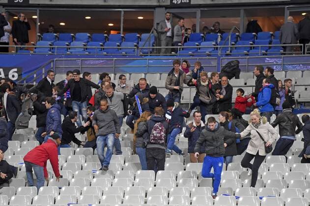 13.11.2015, Fussball Test-Länderspiel, Frankreich - Deutschland, im Stade-De-France in Paris (Frankreich), Nach dem Spiel gibt es unter den abwandernden Zuschauern plötzlich Panik wegen dem Bombananschlag und rennen panisch und voller Angst über die Sitze in den Innenraum auf den Platz um sich in Sicherheit zu bringen. 