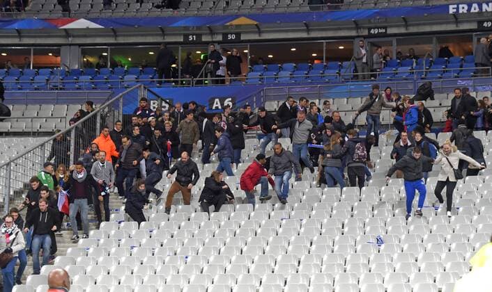 13.11.2015, Fussball Test-Länderspiel, Frankreich - Deutschland, im Stade-De-France in Paris (Frankreich), Nach dem Spiel gibt es unter den abwandernden Zuschauern plötzlich Panik wegen dem Bombananschlag und rennen panisch und voller Angst über die Sitze in den Innenraum auf den Platz um sich in Sicherheit zu bringen. 