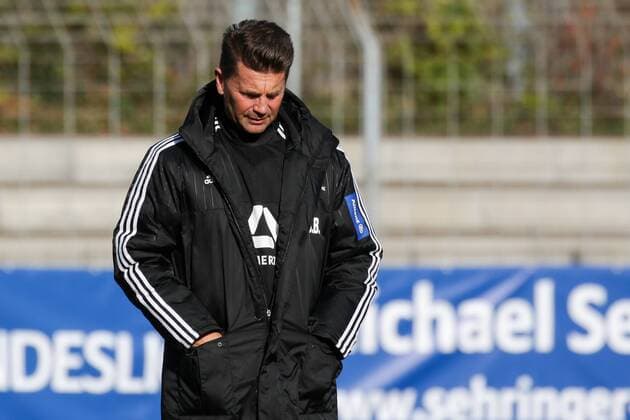 Colin Bell (Trainer, Frankfurt), enttäuscht schauend, Enttäuschung, Frustration, disappointed, pessimistisch, Fussball, Allianz Frauen-Bundesliga, SC Freiburg - 1. FFC Frankfurt, xozx