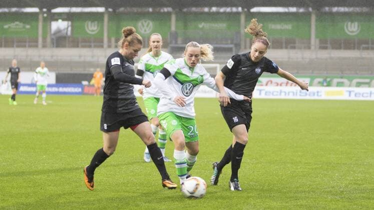 Fußball, Allianz Frauen Bundesliga, VfL Wolfsburg - SGS Essen; Stephanie Bunte (Wolfsburg, 20) (mitte) setzt sich durch. xtgx
