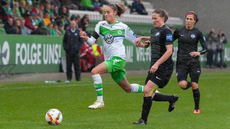 v.li.: Tessa Wullaert (VfL Wolfsburg, 10) im Zweikampf mit Lena Ostermeier (SGS Essen, 18), Fussball, Allianz Frauen-Bundesliga, VfL Wolfsburg - SGS Essen, xobx