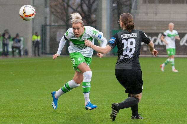 v.li.: Zsanett Jakabfi (VfL Wolfsburg, 3) ist per Kopfball vor Lena Ostermeier (SGS Essen, 18) am Ball, Fussball, Allianz Frauen-Bundesliga, VfL Wolfsburg - SGS Essen, xobx