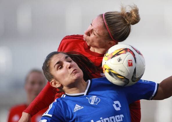 Caroline Abbe (oben) (FC Bayern München) gegen Jovana Damjanovic (SC Sand) Frauenfussball 1. BL 15.11.2015 Grünwalderstadion FC Bayern München -SC Sand