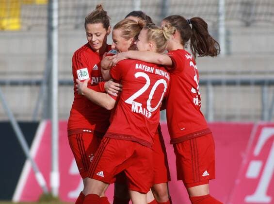 Melanie Behringer, Leonie Maier, Nora Holstad (li.) (FC Bayern München) Torjubel nach dem 2-0 Frauenfussball 1. BL 15.11.2015 Grünwalderstadion FC Bayern München -SC Sand