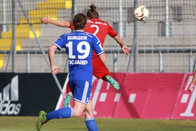 Gina Lewandowski (re.) (FC Bayern München) trifft zum 1-0 gegen Nina Burger (SC Sand) Frauenfussball 1. BL 15.11.2015 Grünwalderstadion FC Bayern München -SC Sand