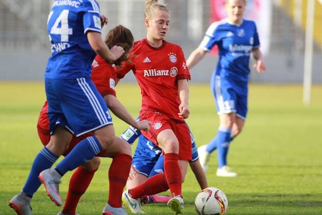 Leonie Maier (Mitte) (FC Bayern München) im Duell Frauenfussball 1. BL 15.11.2015 Grünwalderstadion FC Bayern München -SC Sand