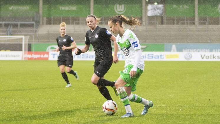 Fußball, Allianz Frauen Bundesliga, VfL Wolfsburg - SGS Essen; Caroline Graham Hansen (Wolfsburg, 26) am Ball. xtgx
