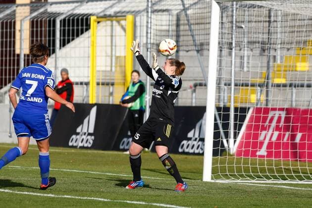 GER,1.FFBL, Muenchen, FC Bayern Muenchen vs SC Sand 15.11.2015, Gruenwalder Stadion, Muenchen,1.FFBL, FC Bayern Muenchen vs. SC Sand, im Bild: Anne van Bonn (SC Sand 7) muss zuschauen, wie der Ball an Torfrau Kristina Kober vorbei zur Muenchner Fuehrung ins Netz fliegt nphxRMG