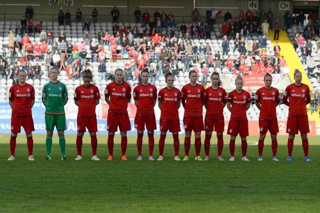 v.li.: Spielerinnen des FC Bayern München mit der Schweigeminute für die Opfer von Paris, Torror-Opfer, Frakreich, Schweigeminute, Gedenken, Trauer, Fussball, Allianz Frauen-Bundesliga, FC Bayern München - SC Sand, xslx