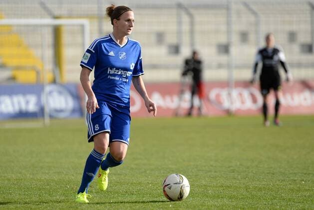 v.li.: Julia Zirnstein (SC Sand, 8) Freisteller, Einzelbild, Aktion, Action, Fussball, Allianz Frauen-Bundesliga, FC Bayern München - SC Sand, xslx