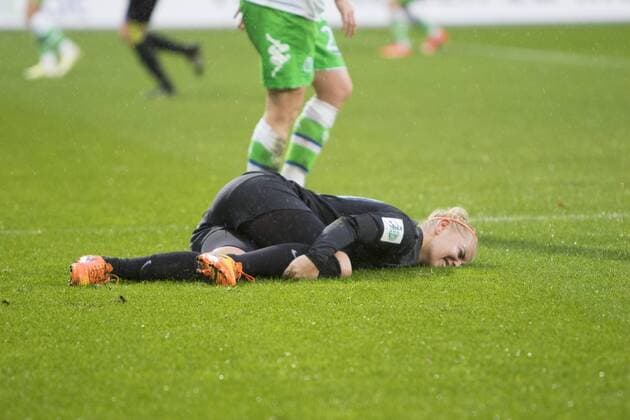 Fußball, Allianz Frauen Bundesliga, VfL Wolfsburg - SGS Essen; Ina Lehmann (SGS, 21) Verletzt, am Boden, behandelt, injury, injured, hurt. xtgx