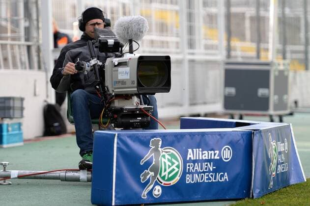 v.li.: Kameramann, TV Kamera, Symbolfoto, Fussball, Allianz Frauen-Bundesliga, FC Bayern München - SC Sand, xslx