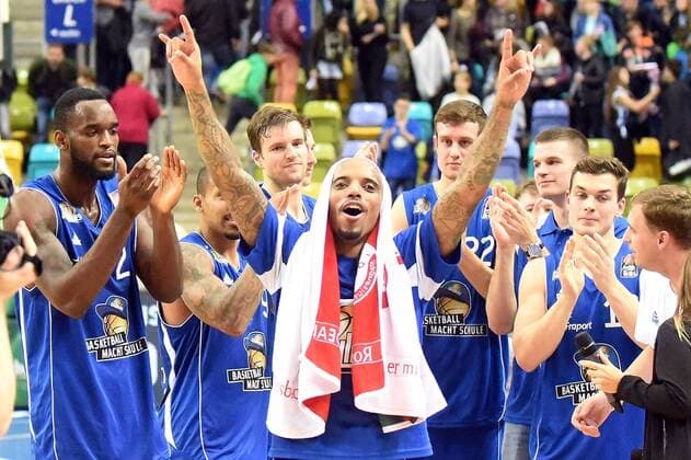 15.11.2015, xhbx, Basketball BBL, Frankfurt Skyliners - Brose Baskets Bamberg, emspor, v.l. jubeln jubelt nach Spielende. Jordan Theodore (Fraport Skyliners Frankfurt), Spieler von Frankfurt Skyliners