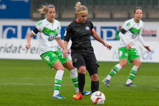 v.li.: Lena Goeßling (Gößling, Goessling, Gössling, VfL Wolfsburg, 28) im Zweikampf mit Ina Lehmann (SGS Essen, 21), Fussball, Allianz Frauen-Bundesliga, VfL Wolfsburg - SGS Essen, xobx