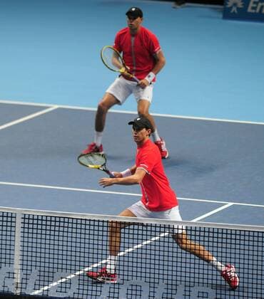 Tennis - 2015 ATP Tennis Herren World Tour Finals at The O2 - Day One Group : Ashe Smith : Mens doubles : Bob Bryan and Mike Bryan (usa) vs. Rohan Bopanna (ind) and Florin Mergea (rou) Bob Bryan and Mike Bryan (usa) COLORSPORT ANDREW COWIE 