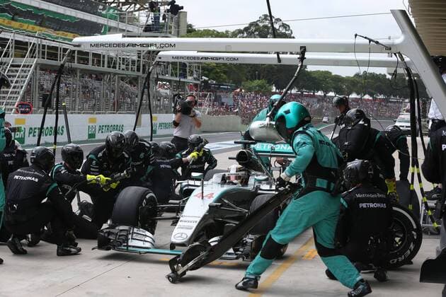 Motorsports: FIA Formula One World Championship WM Weltmeisterschaft 2015, Grand Prix of Brazil, 44 Lewis Hamilton (GBR, Mercedes AMG Petronas Formula One Team), xHOCHxZWEIx